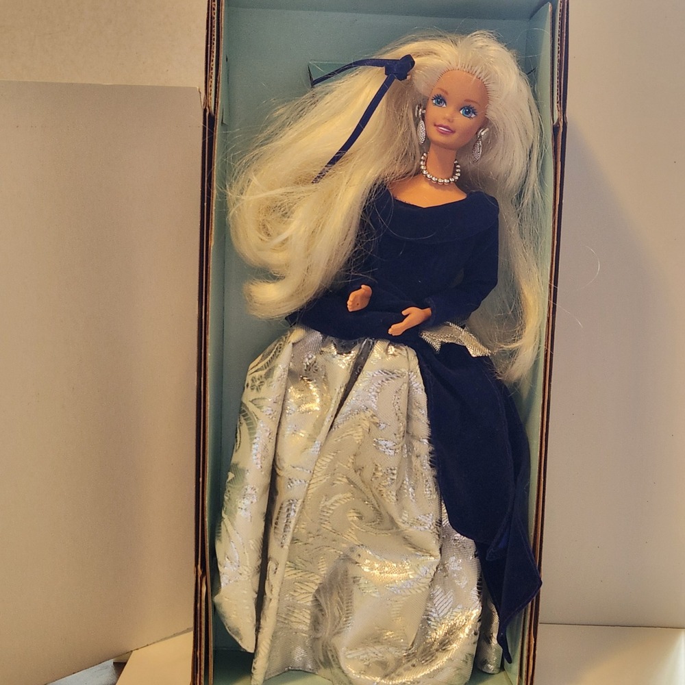 Winter Velvet Barbie 1995‎ Avon Exclusive Special Edition Mattel 15571 NIB